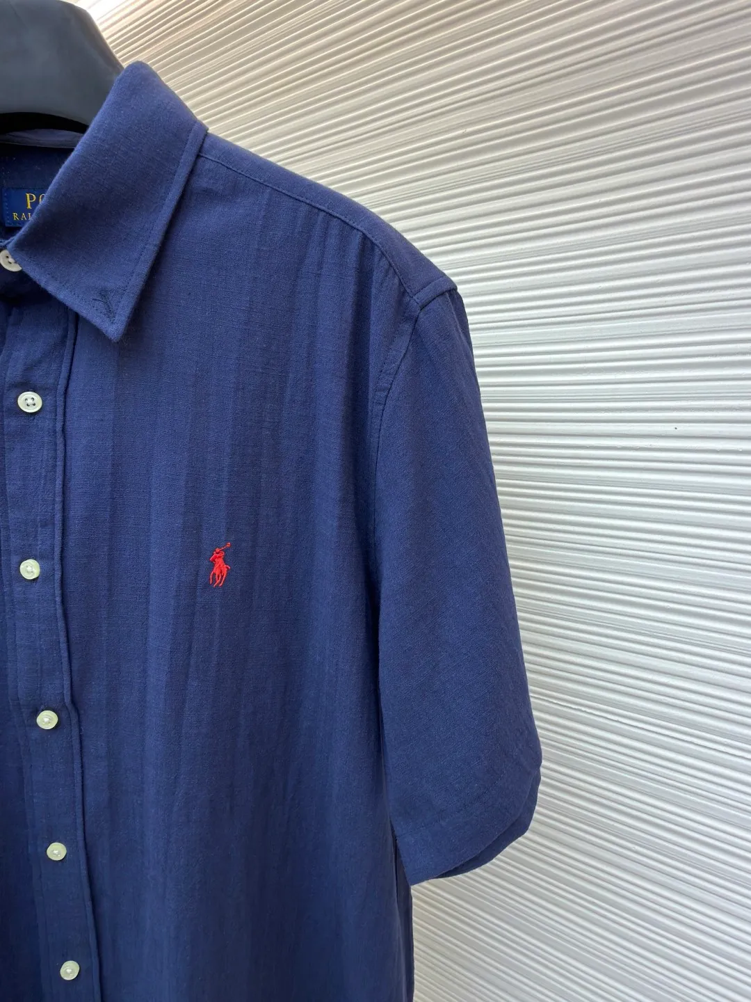 Ralph Lauren logo embroidered short-sleeved shirt ●Original version: Purchased and developed at 1590 ●Item number: 1682558-A20 ●Material: Linen cotton plain fabric ●Technology: Side-turned embedded stitching ●Color: Navy blue ●Version: Fitted version ●Weight: about 180 grams ●Size: S-M-L-XL ●Description: Selected high-quality linen cotton plain fabric with natural texture and breathability, tight and smooth Comfortable and close to the skin. Elegantly presented with a touch of deep black. The iconic red pony embroidery is like a smart musical note dancing on the black canvas. Simple but highly recognizable. The clever design of the outer I-shaped pleated split back yoke adds a sense of agility and elegance. The minimalist shape contains the soul of fashion. Imported machine embroidery technology is used. Advanced computer control systems and sophisticated mechanical components are used to achieve the iconic pony embroidery operation with high precision. The lines are smooth and delicate, using the side-turning and embedded stitching process. It is smooth and tidy. The whole fabric has been carefully washed. It has a better hand feel and texture. It is not easy to deform, shrink or fade, and maintains long-term beauty. The overall wiring is straight and delicate, the fabric is comfortable and soft, and the color is consistent without color difference. It can be matched with the same style to create a fashionable look and control various occasions. Customized accessories, complete with three standards, same style for men and women!